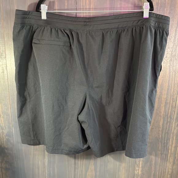 Under Armour Black Athletic Shorts with Breathable Mesh Mens 4XL - Picture 3 of 4